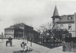 Um 1900 l. Realschule r. Schwesternheim.jpg