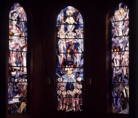 in der Mitte: Das Pfingstfenster in der Blankeneser Kirche