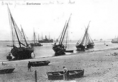 Fischerboote am Strand bei Ebbe 1901